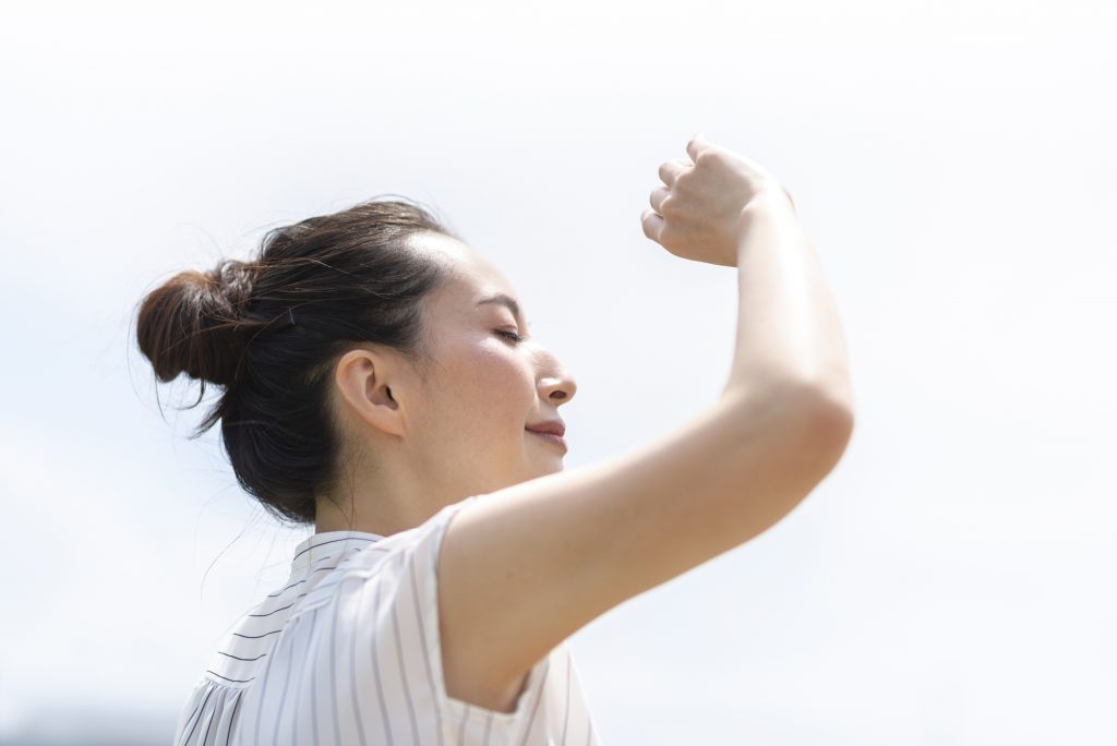 日焼けを気にする女性